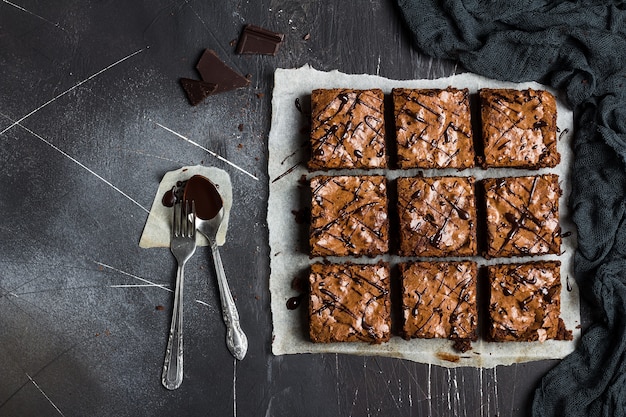 Foto grátis bolo de brownie de chocolate peça torta pastelaria caseira doce cozinhar