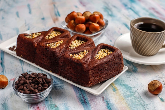 Bolo de brownie fatiado com avelãs.