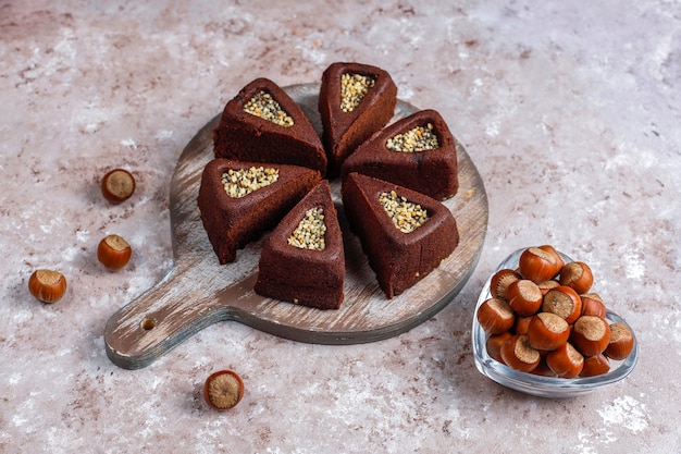 Bolo de brownie fatiado com avelãs.