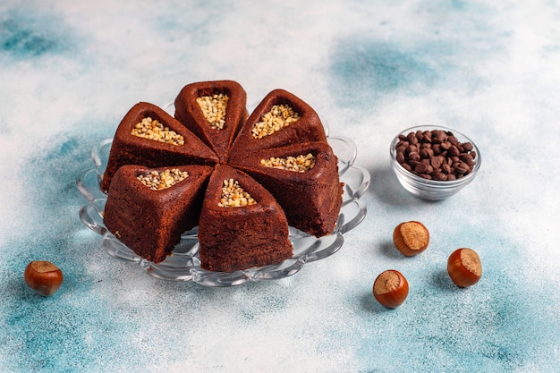 Bolo de brownie fatiado com avelãs.