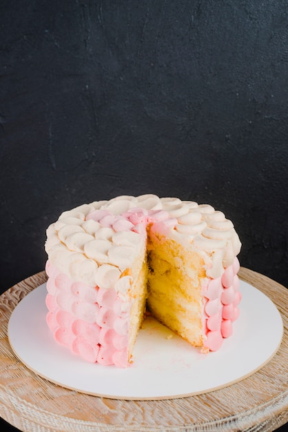 Foto grátis bolo de camada delicioso contra a textura concreta