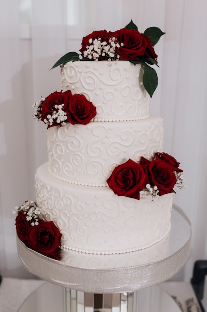 bolo de casamento decorado com rosas vermelhas