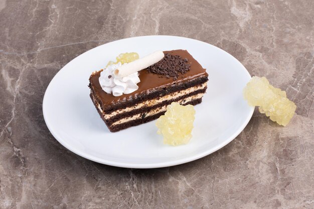 Bolo de chocolate branco na placa de madeira com um pano.