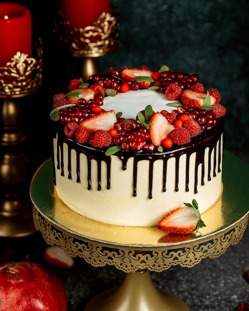 Bolo de chocolate com bolo branco, decorado com frutas