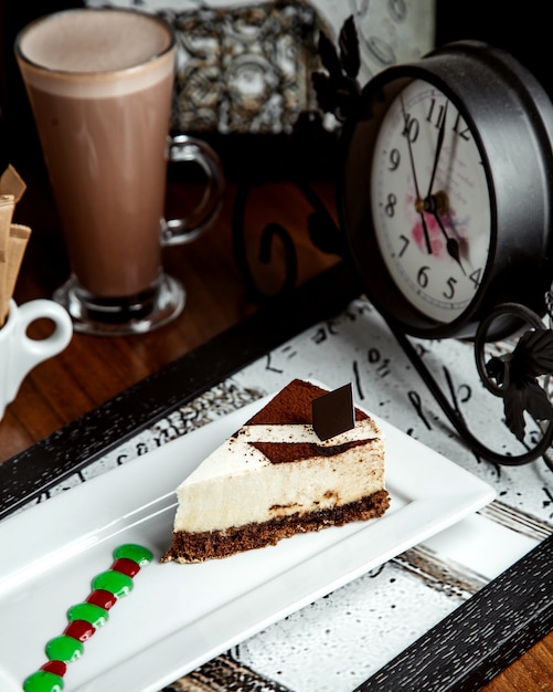 bolo de chocolate com chocolate quente em cima da mesa