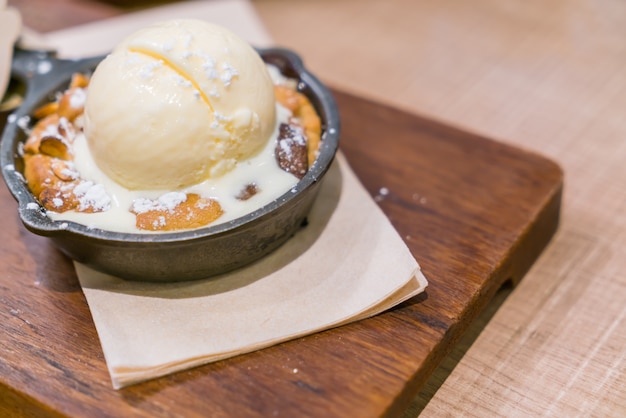 Bolo de chocolate com gelado de baunilha