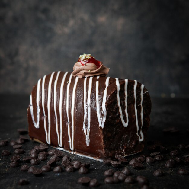 bolo de chocolate com gotas de chocolate e creme