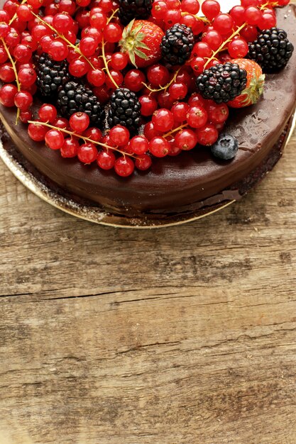 Bolo de chocolate com groselha vermelha e preta