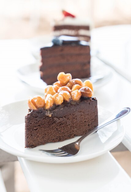 Bolo de chocolate com macadâmia