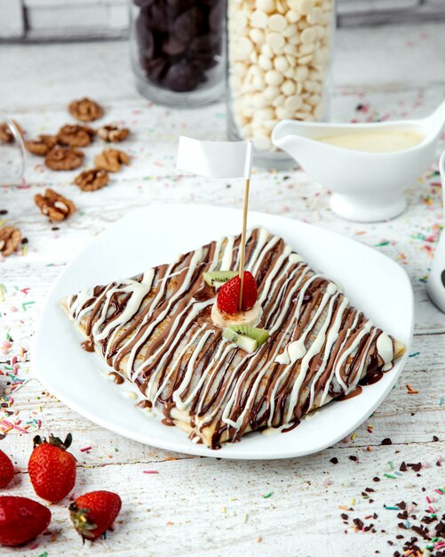 bolo de chocolate com morango e kiwi