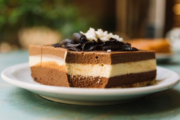 Bolo de chocolate com vista frontal