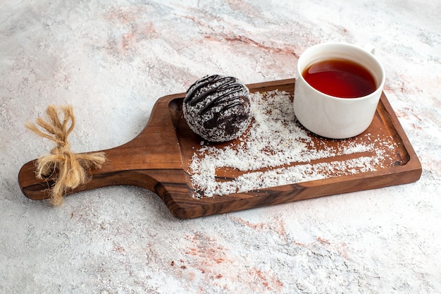 Bolo de chocolate com xícara de chá na mesa branca Bolo de chocolate biscoito biscoitos doces