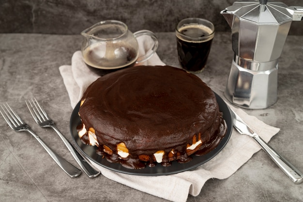 Foto grátis bolo de chocolate de alta vista com café fresco