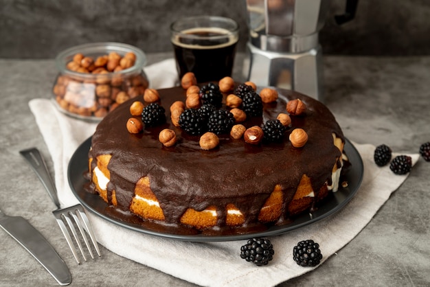 Bolo de chocolate de close-up com café