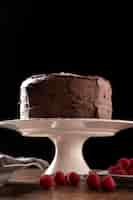 Foto grátis bolo de chocolate delicioso com espaço de cópia