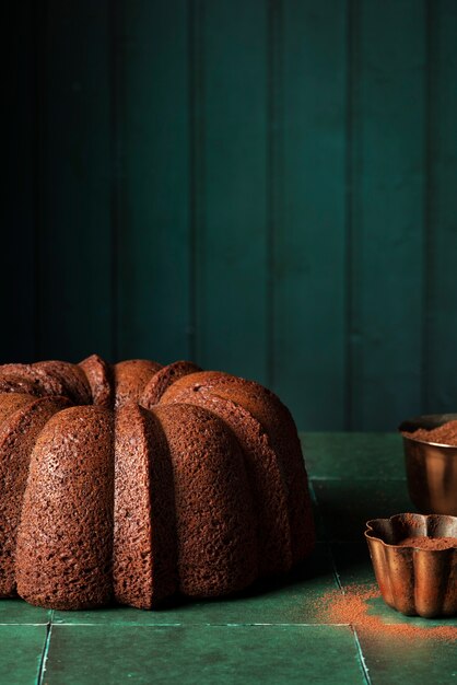 Foto grátis bolo de chocolate delicioso de alto ângulo