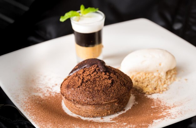 Bolo de chocolate derretido com atirador de manteiga de amendoim