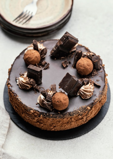 Foto grátis bolo de chocolate doce em ângulo alto