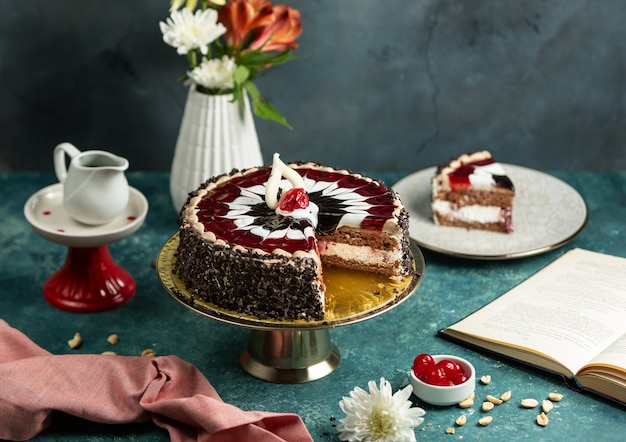 Bolo de chocolate e cereja decorado com esmalte branco e cereja