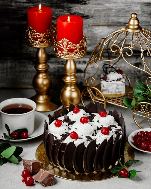 Bolo de chocolate em cima da mesa