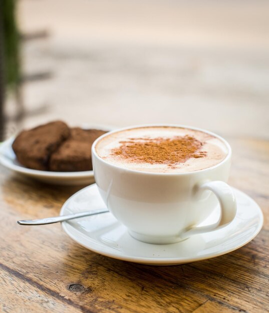 Bolo de chocolate em forma de coração e café