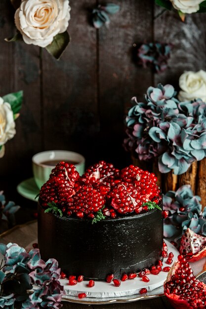 Foto grátis bolo de chocolate escuro coberto com sementes de romã