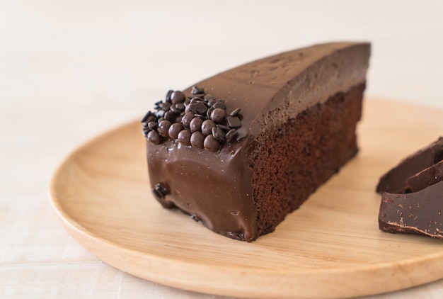 Bolo de chocolate na madeira