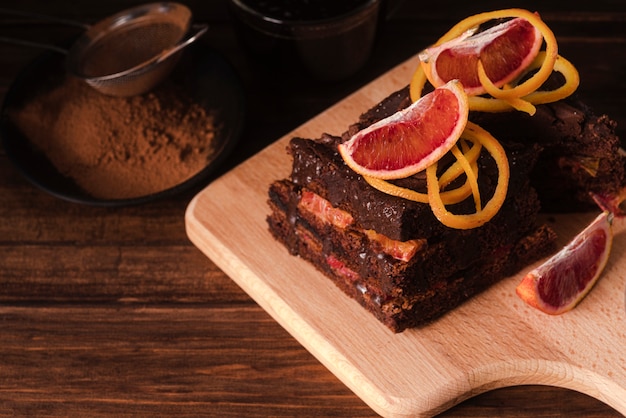 Foto grátis bolo de chocolate na tábua com frutas