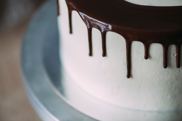 Foto grátis bolo de close-up com cobertura de chocolate