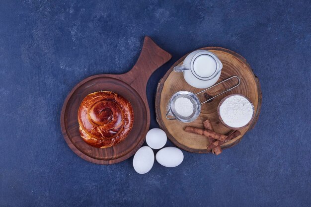 Bolo de confeitaria com ingredientes em uma travessa de madeira. Foto de alta qualidade