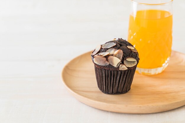 Bolo de copo de chocolate escuro