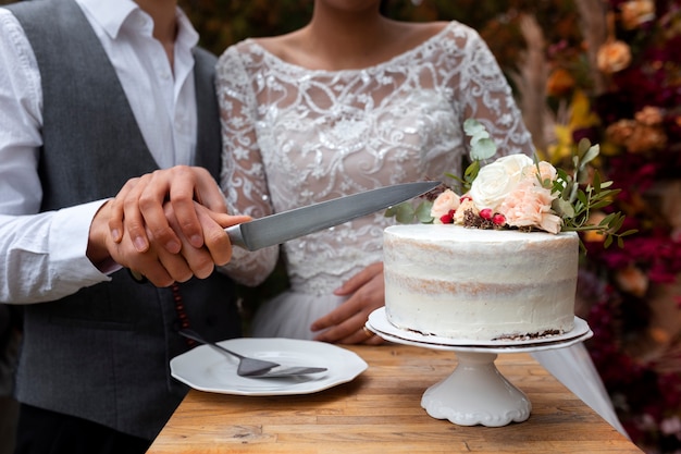 Foto grátis bolo de corte de casal de vista frontal