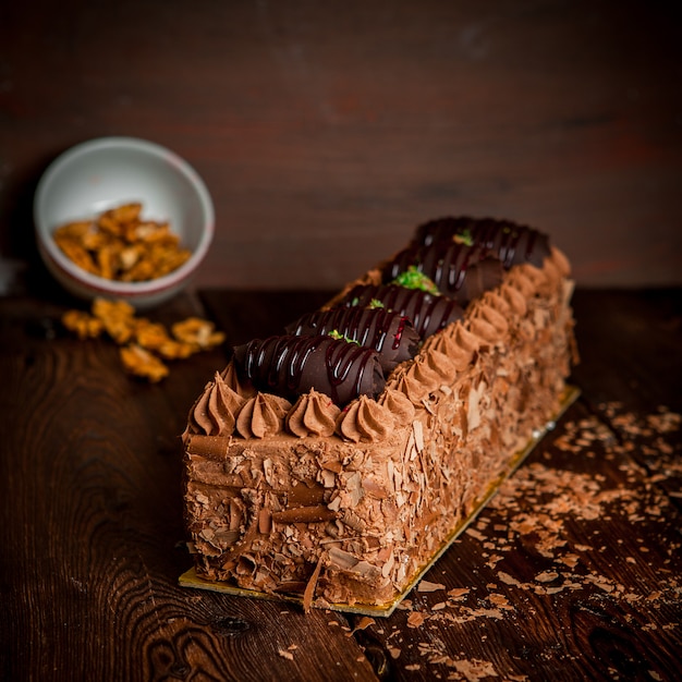 bolo de creme de chocolate com lascas de chocolate e nozes