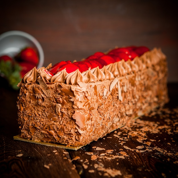 bolo de creme de chocolate com pepitas de chocolate e morango