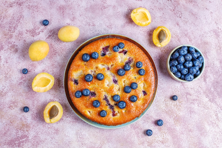 Foto grátis bolo de damasco e mirtilo com mirtilos frescos e frutas de damasco.