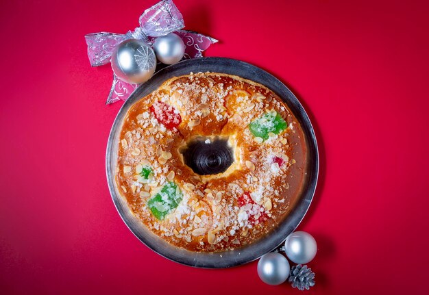 Bolo de epifania roscon de reyes que é típico da pastelaria espanhola e é comido no dia 6 de dezembro