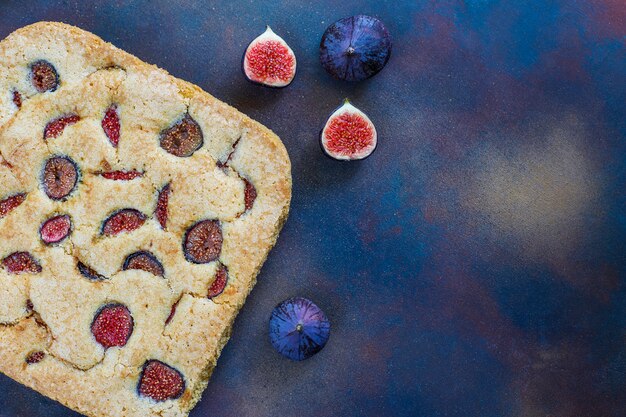 Bolo de figo com figos frescos no escuro