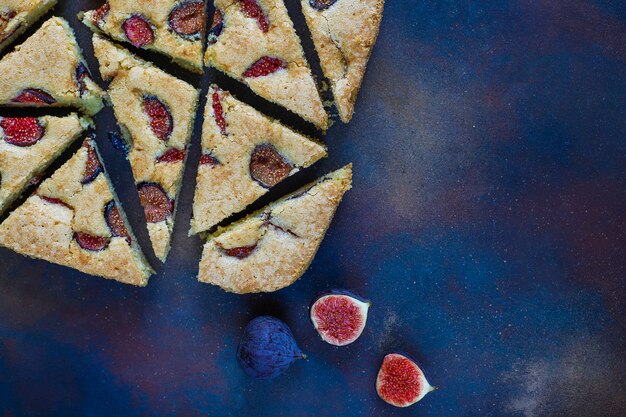 Bolo de figo com figos frescos no escuro