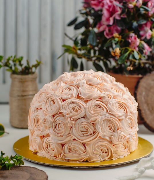 Bolo de flores em cima da mesa