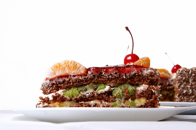 Foto grátis bolo de frutas com cereja no deserto