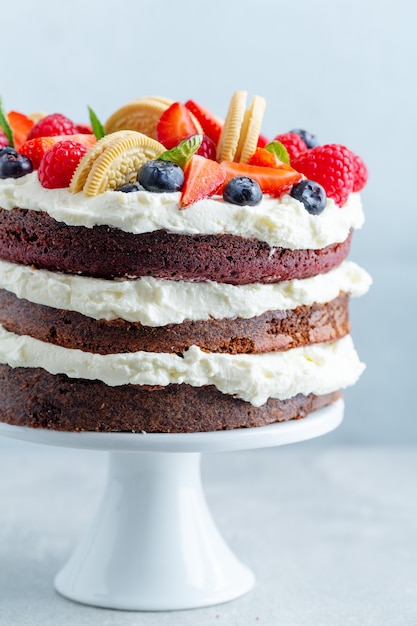 Bolo de frutas com frutas frescas e creme em stander