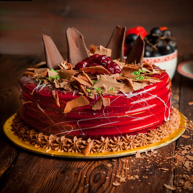 Foto grátis bolo de frutas com gotas de chocolate e mirtilos