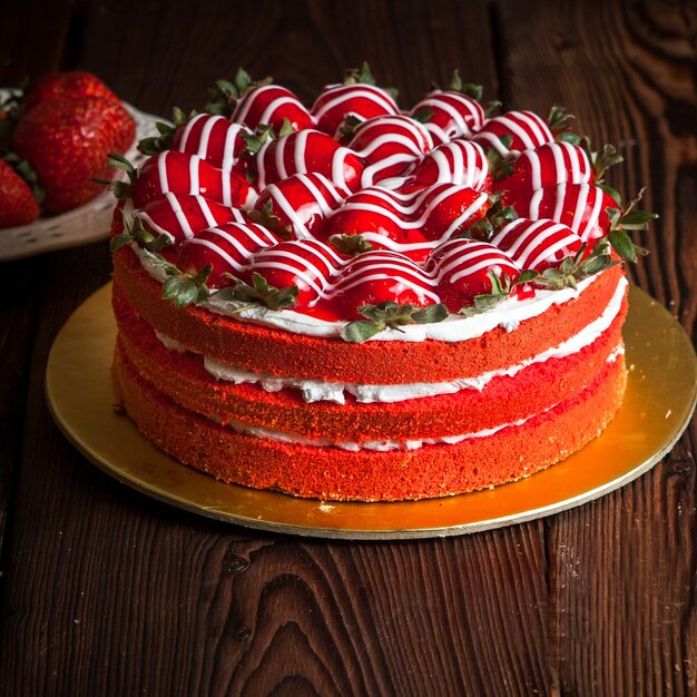 Bolo de frutas de morango e morango fresco na mesa de madeira