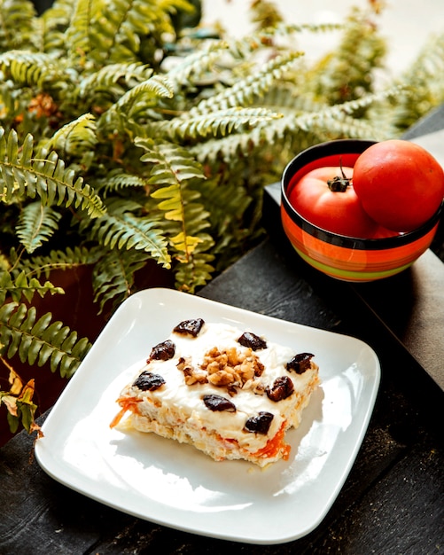 bolo de frutas e tomate em uma tigela