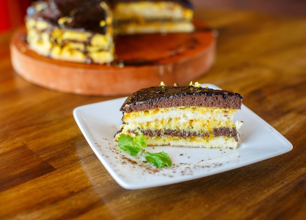 Foto grátis bolo de laranja de chocolate e cappuccino