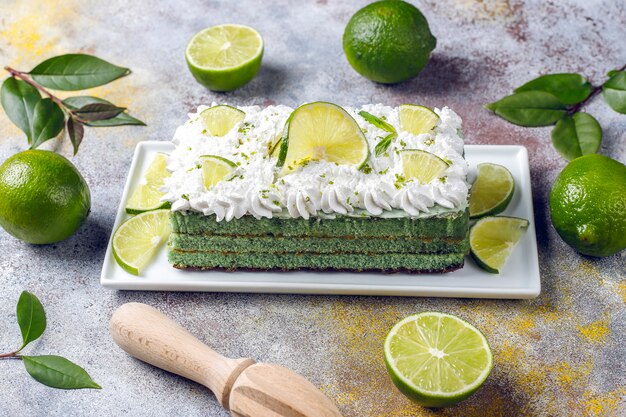 Bolo de limão delicioso com fatias de limão fresco e limão.