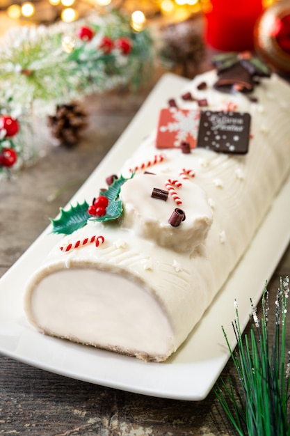 Bolo de log de yule de chocolate branco com ornamento