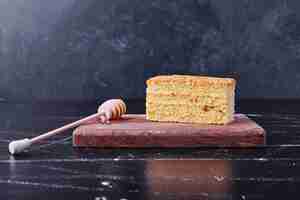 Foto grátis bolo de mel com canela e frutas na chapa branca ao lado do chá.