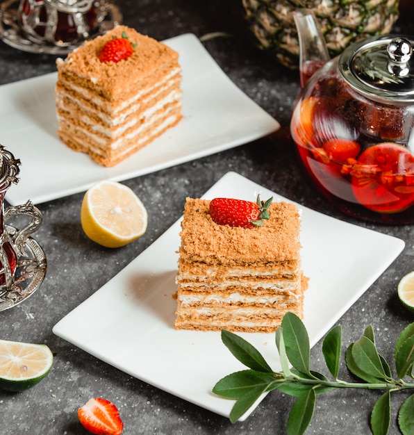 Bolo de mel com morangos em um prato branco