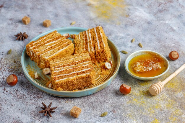 Bolo de mel em camadas doce caseiro com especiarias e nozes.